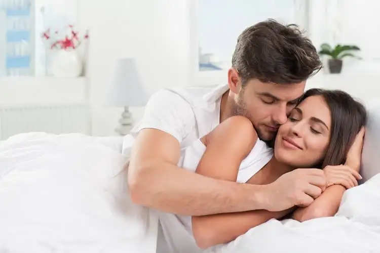 Love Story : रात के समय में पत्नी के साथ सोने में लगता है डर, क्योंकि वो पीछे...