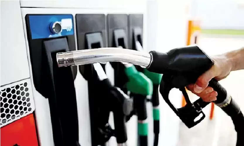 Petrol Diesel Price: भारतीय पेट्रोलियम कंपनियों ने पेट्रोल-डीजल (Petrol Diesel Rate) के 12 मई के रेट जारी कर दिए हैं. करीब सवा महीने से अधिक का समय बीच गया, लेकिन तेल कंपन‍ियों ने दामों में कोई बदलाव नहीं क‍िया गया है, जोकि एक राहतभरी खबर है. राजधानी लखनऊ में शुक्रवार, 12 मई को पेट्रोल के दाम 105.25 रुपए, जबकि डीजल के दाम 96.83 रुपए प्रति लीटर बने हए हैं.   नोएडा से लखनऊ तक पेट्रोल-डीजल के दाम नोएडा (Petrol Diesel Price in Noida) में पेट्रोल 105.47 रुपए प्रति लीटर और डीजल 97.03 रुपए प्रति लीटर दर्ज किया गया है.  गाजियाबाद (Petrol Diesel Price in Ghaziabad) में पेट्रोल 105.18 रुपए प्रति लीटर और डीजल 96.75 रुपए प्रति लीटर दर्ज किया गया है.  अलीगढ़ (Petrol Diesel Price in Aligarh) में पेट्रोल 105.38 रुपए प्रति लीटर और डीजल 96.92 रुपए प्रति लीटर दर्ज किया गया है.  कानपुर (Petrol Diesel Price in Kanpur) में पेट्रोल 104.93 रुपए प्रति लीटर और डीजल 96.50 रुपए प्रति लीटर दर्ज किया गया है.  लखनऊ (Petrol Diesel Price in Lucknow) में पेट्रोल 105.25 रुपए प्रति लीटर और डीजल 96.83 रुपए प्रति लीटर दर्ज किया गया है.  आगरा (Petrol Diesel Price in Agra) में पेट्रोल 105.41 रुपए प्रति लीटर और डीजल 96.71 रुपए प्रति लीटर दर्ज किया गया है.  मेेरठ (Petrol Diesel Price in meerut) में पेट्रोल 105.04 रुपए प्रति लीटर और डीजल 96.61 रुपए प्रति लीटर दर्ज किया गया है.  आखिरी बार 6 अप्रैल को बढ़े पेट्रोल-डीजल के दाम तेल कंपनियों ने आखिरी बार 6 अप्रैल को पेट्रोल-डीजल के दाम बढ़ाए थे. इसके बाद से पेट्रोल-डीजल के दामों में कोई फेरबदल नहीं किया गया है, जोकि एक बड़ी राहत भरी खबर है. इधर, पीएम मोदी ने उन राज्यों से तेल के दामों में कटौती करने को कहा है, जिन्होंने अभी तक इसमें कोई कमी नहीं की है. कोरोना को लेकर हुई राज्‍यों की समीक्षा बैठक में पीएम मोदी ने राज्‍यों से तेल पर वैट कम करने की अपील की. उन्‍होंने कहा क‍ि राज्‍य सरकारों को देशह‍ित में तेल पर वैट कम करके जनता को राहत देनी चाह‍िए.  एक SMS में जाने पेट्रोल-डीजल के ताजा रेट अगर आप बिना पेट्रोल पंप जाए ही पेट्रोल डीजल के ताजा रेट जानना चाहते हैं, तो ये बहुत ही आसान प्रक्रिया है. दरअसल, एसएमएस के जरिए अपने शहर में तेल की कीमत आसानी से जान सकते हैं. इसके लिए इंडियन ऑयल के ग्राहक RSP लिखकर 9224992249 नंबर पर और बीपीसीएल उपभोक्ता RSP लिखकर 9223112222 नंबर और एचपीसीएल उपभोक्ता HPPrice लिखकर 9222201122 नंबर पर मैसेज भेजकर आसानी से तेल का ताजा भाव जान सकते हैं.  कैसे तय होती हैं तेल की नई कीमतें दरअसल, देश में हर दिन के पेट्रोल और डीजल के दाम अंतरराष्ट्रीय बाजार में क्रूड ऑयल की कीमत और विदेशी मुद्रा दरों के आधार पर तय होते हैं. इन्हें हर दिन सुबह 6 बजे इसी के आधार पर अपडेट किया जाता है. ऑयल मार्केटिंग कंपनियां क्रूड ऑयल की कीमतों की समीक्षा के बाद नए रेट तय करती हैं. हिंदुस्तान पेट्रोलियम, इंडियन ऑयल और भारत पेट्रोलियम कंपनियां रोज सुबह विभिन्न शहरों में तेल के दाम अपडेट करती हैं, जिसके बाद ही तेल के दामों में बढ़ोतरी और गिरावट का पता चलता है.