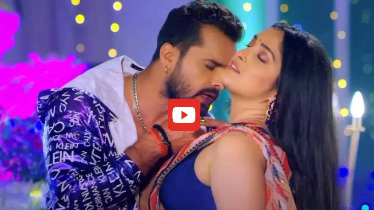  Aamrapali Khesari Hot Romance: आधी रात में खेसारी के साथ पलंगतोड़ रोमांस करती दिखी आम्रपाली, वीडियो देखकर दर्शक हो गए पानी- पानी 