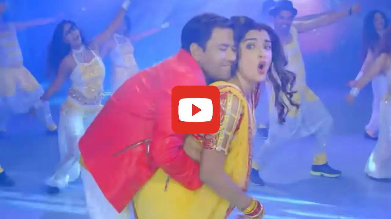  Bhojpuri song: आम्रपाली दुबे को पीछे से बाहों में जकड़ कर Nirahua ने किया जबरदस्त रोमांस, देखें वीडियो