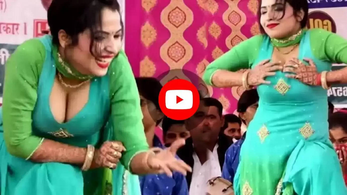 Sunita Baby Dance Video: सपना चौधरी (Sapna Choudhary) के गाने और उनके डांस के चर्चे आपने बहुत सुने होंगे, लेकिन इन दिनों एक और नाम है, जिसके ठुमको और अदाओं के चर्चे खूब हो रहे हैं. सपना के वीडियो के तरह इन दिनों इंटरनेट पर एक और हरियाणवी डांसर तहलका मचा रही हैं, जिनका नाम है सुनीता बेबी (Sunita Baby), जो अपने डांस के चलते काफी सुर्खियों में हैं. अपनी डांस परफॉर्मेंस से न सिर्फ ये इंटरनेट पर तहलका मचा रही हैं, बल्कि अपनी अदाओं से दिल भी लूट रही हैं. सपना की तरह इनके वीडियो पर भी लाखों व्यूज मिल जाते हैं.  Also Read - मेरी कहानी- पति के ऑफिस जाने के बाद पड़ोस के जवान लड़के के साथ संबंध बनाए, उसने मुझे संतुष्ट किया लेकिन अब... सपना चौधरी (Sapna Chaudhary) के बाद अब सुनीता बेबी (Sunita Baby) के अवतार में फैंस को नई डांसर मिल चुकी है. हाल ही में सुनीता बेबी का एक डांस परफॉर्मेंस का वीडियो वायरल हो रहा है, जिसमें वो सपना चौधरी के एक गाने, ‘गोली चल जावेगी (Goli Chal Javegi)’ गाने पर जबरदस्त परफॉर्म करती दिख रही हैं.  Also Read - Bhabhi Devar Love Story: पति बड़ी उम्र का तो नहीं कर पाता संतुष्ट, अब देवर ने किया शारीरिक सुख, मेरी कहानी  सुनीता बेबी के डांस का निराला अंदाज देख फैंस काफी खुश हैं और झूम रहे हैं. सुनीता बेबी के इस वीडियो को यूट्यूब पर Deshi Haryanvi नाम के चैनल ने अपलोड किया है. यहां देखिए वीडियो-    वीडियो पर अब तक 1,165,811 व्यूज मिल चुके हैं. सुनीता बेबी की पॉपुलैरिटी का अंदाजा आप इसी बात से लगा सकते हैं कि उनका हर डांस वीडियो कुछ ही देर में सोशल मीडिया पर वायरल हो जाता है. सुनीता बेबी अपने डांस से इंटरनेट पर सनसनी मचाई हुई हैं. सुनीता बेबी ने एक डांसर के तौर पर अपनी अच्छी पहचान बना ली है. पिछले कुछ सालों में सुनीता बेबी ने हरियाणा में खास पहचान बनाई है.  यूट्यूब पर सुनीता बेबी के कई वीडियो है, जिसमें उन्होंने दमदार डांस किया है. आलम ये है कि सुनीता बेबी के भी डांस वीडियो को लोग बार-बार देखना पसंद कर रहे हैं. सुनीता, सपना के स्टाइल में गदर डांस करके महफिल लूट लेती है.