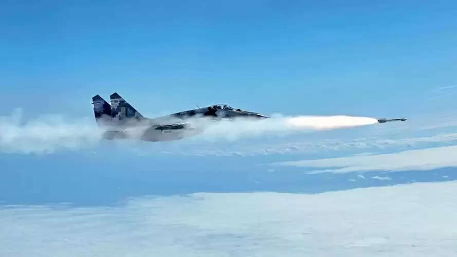 VIDEO: आसमान में हैरतअंगेज लड़ाई, यूक्रेन के लड़ाकू विमान ने रूस की मिसाइल को किया नेस्तनाबूद !