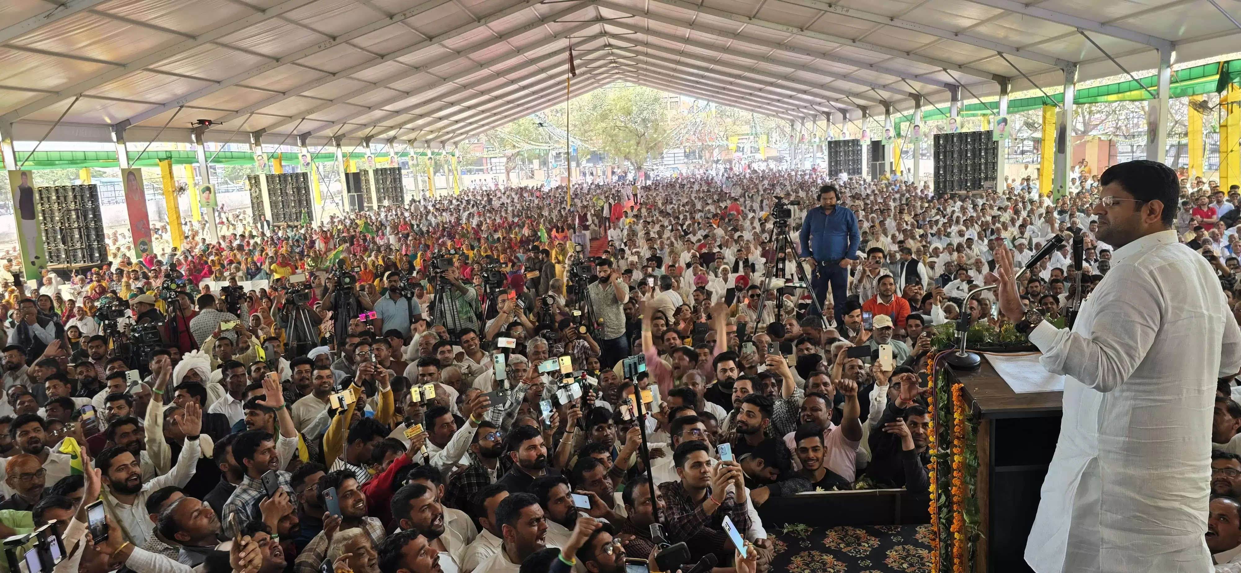 Haryana Dushyant Chautala Speech: हरियाणा के पूर्व डिप्टी सीएम दुष्यंत चौटाला का हिसार में नव संकल्प रैली में संबोधन लाइव चल रहा है। दुष्यंत चौटाला ने कहा कि राजपाट किसी की बापौती नहीं होते, ये जनता की ताकत है।
