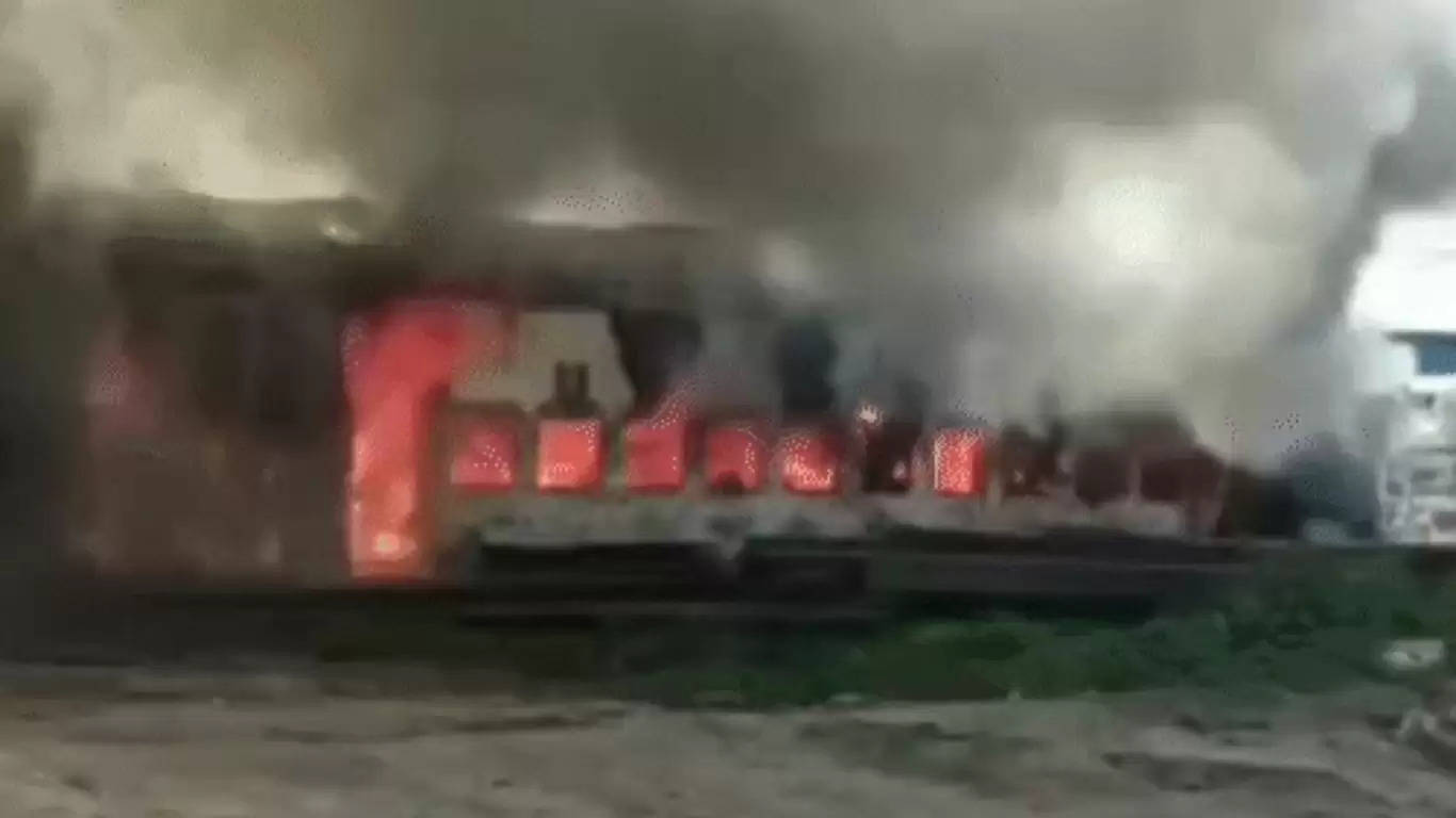 हरियाणा के अंबाला में ट्रेन के डिब्बे मे लगी भयंकर आग, सिलेंडर ब्लास्ट होने से हुआ ये हादसा 