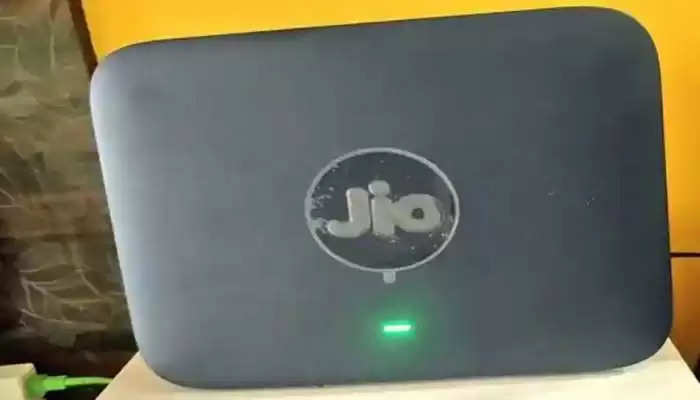 Jio Wifi Extender: Jio भारत में एक बेहद ही पॉपुलर ब्रांड है जो ग्राहकों के लिए बेहतरीन प्रोडक्ट्स लेकर आता रहता है. हालांकि इन्हीं में से एक ऐसा प्रोडक्ट है वाईफाई एक्सटेंडर जो Jio ऑफर तो करता है लेकिन ज्यादातर लोग इसके बारे में जानते नहीं है. ये डिवाइस आपके घर में लगे हुए Jio Fiber के साथ काम करता है और आपको इंटरनेट का एक नेक्स्ट लेवल एक्सपीरियंस देता है. आज हम आपको इसी डिवाइस के बारे में बताने जा रहे हैं.   कौन सा है यह डिवाइस   जिस डिवाइस के बारे में आज हम आपको बताने जा रहे हैं वह असल में जिओ का वाईफाई एक्सटेंडर है जिसका इस्तेमाल करके आप अपने घर में लगे हुए जिओ फाइबर की इंटरनेट स्पीड को बूस्ट कर सकते हैं. आमतौर पर ऐसा देखा जाता है कि कई बार फाइबर कनेक्शन की स्पीड काफी स्लो हो जाती है ऐसे में आप इंटरनेट संबंधी अपने काम नहीं कर पाते, आपके साथ ऐसा ना हो इस बात का ध्यान रखते हुए कंपनी ने इस डिवाइस को मार्केट में उतारा है जो हर में वाईफाई की कवरेज को पढ़ाता है साथ ही इंटरनेट स्पीड भी बूस्ट करता है.  कितनी है कीमत और क्या है खासियत  इस डिवाइस की कीमत की बात की जाए तो ग्राहक से सिर्फ ₹2499 में खरीद सकते हैं यह कीमत आपको ज्यादा लग सकती है लेकिन जब बात इंटरनेट स्पीड की आती है तो उस मामले में यह डिवाइस आपको निराश नहीं करेगा. अगर आपके घर में कई फ्लोर है तो हर मोड़ पर अच्छी इंटरनेट कवरेज के लिए आप इस डिवाइस को इस्तेमाल कर सकते हैं. यह डिवाइस घर में बने हुए नो नेटवर्क जोन या फिर जिसे हम डार्क जोन कहते हैं उसे खत्म करता है और वहां पर भी इंटरनेट की अच्छी स्पीड ऑफर करता है.