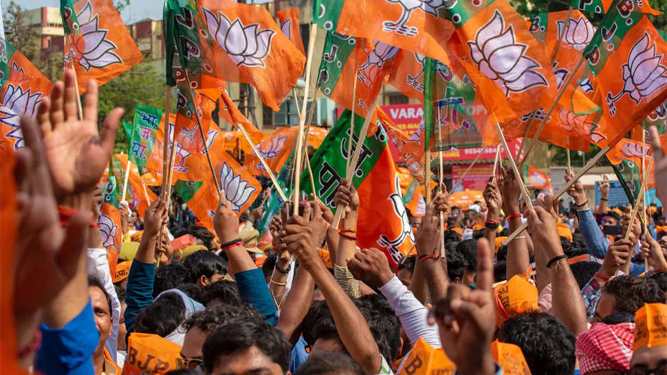 Gujarat Assembly Election 2022: गुजरात विधानसभा चुनाव में 12 सीटों पर भारतीय जनता पार्टी (BJP) के बागी नेताओं ने पार्टी को झटका दिया है और निर्दलीय उम्मीदवार के तौर पर नामांकन दाखिल किया है. इसमें छह बार के विधायक मधु श्रीवास्तव और दो पूर्व विधायक शामिल हैं, जो आगामी विधानसभा चुनाव में पार्टी टिकट नहीं दिए जाने से नाराज थे. इसके बाद गुजरात में सत्ताधारी बीजेपी (BJP) एक्शन में आ गई है और 12 नेताओं को पार्टी से निलंबित कर दिया है.  गुजरात की 12 सीटों पर 'खेल' के मूड में BJP के बागी  भाजपा प्रदेश इकाई ने एक विज्ञप्ति जारी कर इसकी जानकारी दी और बताया कि गुजरात भाजपा अध्यक्ष सीआर पाटिल द्वारा 12 नेताओं को निलंबित किया गया है. पार्टी ने बताया कि ये 12 नेता आगामी गुजरात विधानसभा चुनाव के 5 दिसंबर के दूसरे चरण की सीटों पर पार्टी के आधिकारिक उम्मीदवारों के खिलाफ चुनाव लड़ने के लिए नामांकन दाखिल किया है.  बीजेपी ने पहले भी 7 नेताओं को किया था निलंबित  by TaboolaSponsored LinksYou May Like 20-piece Signature Cast Iron Cookware-Only $19.99 today Shobing-Online Clearance Store Shop Now सोने से पहले ऐसा करें और अपने पेट को सिकोड़ते हुए देखें। Keto One भारतीय जनता पार्टी (BJP) की यह कार्रवाई एक दिसंबर को होने वाले विधानसभा चुनाव के पहले चरण में निर्दलीय उम्मीदवारों के रूप में नामांकन दाखिल करने के लिए सात बीजेपी नेताओं (BJP Leaders) को निलंबित किए जाने के कुछ दिनों बाद की गई है.  दूसरे चरण में 93 सीटों पर होना है मतदान  बता दें कि गुजरात विधानसभा चुनाव के दूसरे चरण में 5 दिसंबर को 93 सीटों पर मतदान होना है और उसके लिए नामांकन वापस लेने की अंतिम तिथि 21 नवंबर थी. लेकिन, 21 नवंबर तक बीजेपी के किसी भी बागी नेता ने अपना नाम वापस नहीं लिया और इसके बाद पार्टी ने एक्शन लेते हुए सभी को निलंबित कर दिया.  बीजेपी ने इन 12 नेताओं को किया निलंबित   नामांकन वापस लेने की आखिरी तारीख निकलने के बाद अब ये सभी 12 नेता अब उत्तर और मध्य गुजरात से बीजेपी उम्मीदवारों के खिलाफ चुनाव लड़ेंगे. इन नेताओं में वाघोडिया (वडोदरा जिले) सीट के मौजूदा विधायक मधु श्रीवास्तव के अलावा पाडरा के पूर्व विधायक दीनू पटेल और बायड के पूर्व विधायक धवलसिंह जाला भी शामिल हैं. इसके अलावा बीजेपी ने कुलदीपसिंह राउल (सावली), खाटूभाई पागी (शेहरा), एस एम खांट (लूनावाडा), जे पी पटेल (लूनावाड़ा), रमेश जाला (उमरेठ), अमरशी जाला (खंभात), रामसिंह ठाकोर (खेरालू), मावजी देसाई (धनेरा) और लेबजी ठाकोर (डीसा निर्वाचन क्षेत्र) को भी निलंबित कर दिया है.