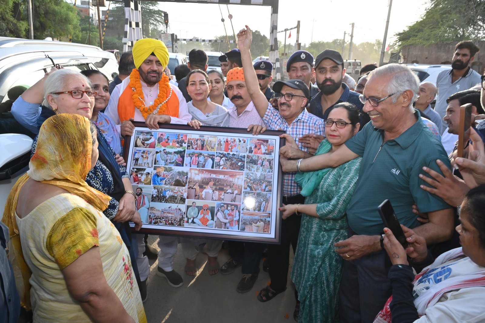 मुख्यमंत्री नायब सिंह सैनी जी को गुरदेव स्टूडियो परिवार ने भेंट किया यादगार फोटो फ्रेम