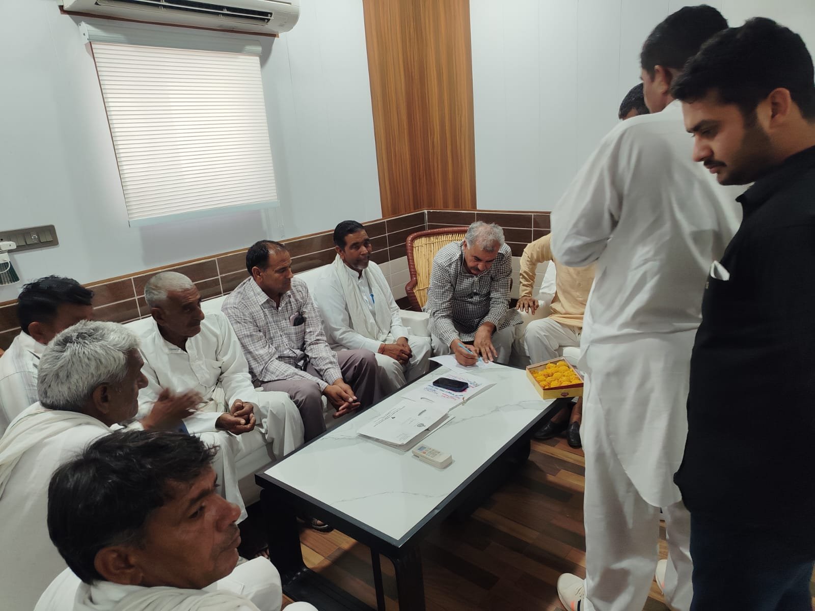 नलवा विधायक रणधीर पनिहार ने अपने निवास पर नागरिकों की सुनीं समस्याएं
