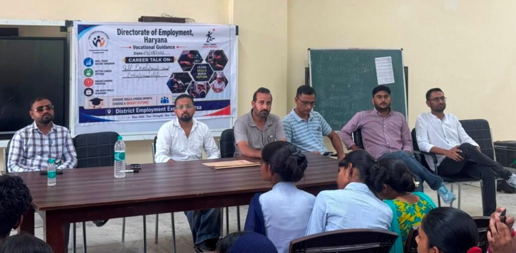 उद्यमिता जागरूकता कैंप में युवाओं को स्वरोजगार के अवसरों की दी जानकारी