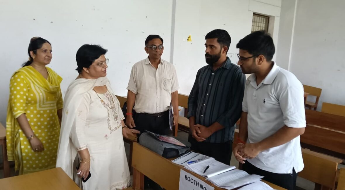Divisional Commissioner Geeta Bharti inspected polling stations and took stock of the revision work.