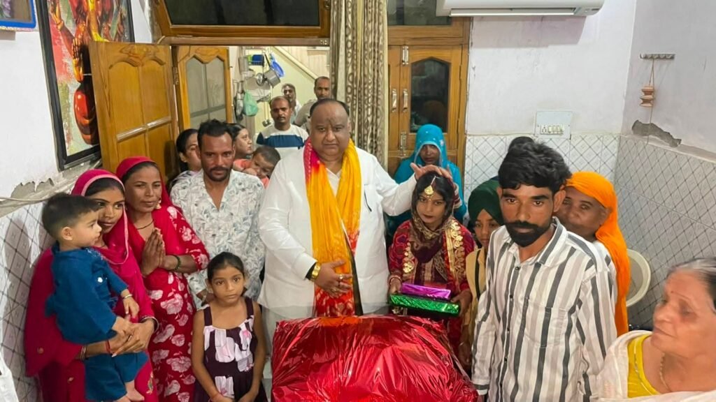 Haare Ka Sahara Trust' performs the 'Bhaat' ritual in the Begu Road area
