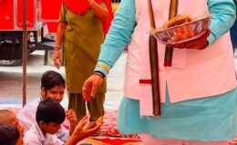 महावीर दल स्कूल में सिंगला परिवार की तीनों पीढ़ियों ने अपने हाथ से लगभग 1000 बच्चों में परोसा भोजन