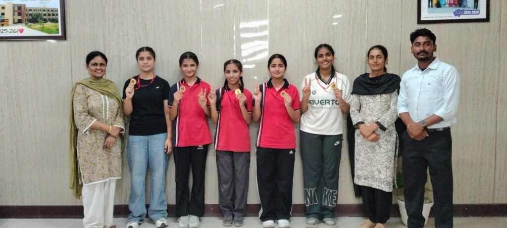Apple International School की U-17/14 Girls ने District Level Wrestling में जीता Gold Medal