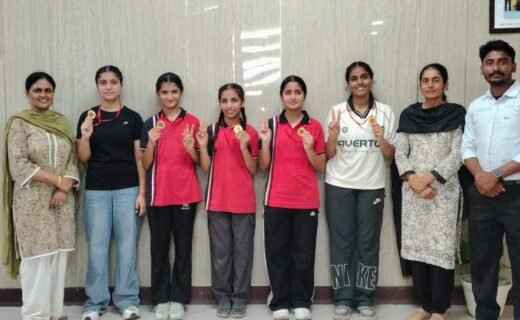 Apple International School की U-17/14 Girls ने District Level Wrestling में जीता Gold Medal