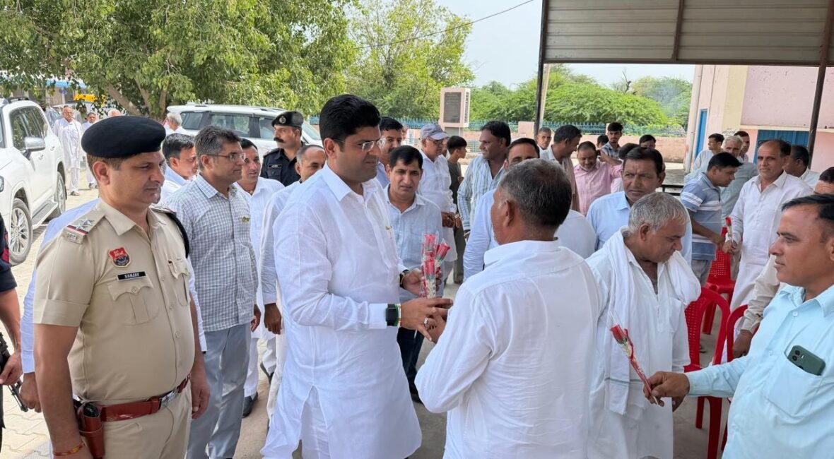 Dushyant Chautala's public outreach campaign in the Nathusari Chopta area; takes a dig at the government over inflation and law and order.