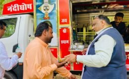 While CM Nayab Singh Saini and his father, Prof. Ganeshi Lal, were inside listening to the public's grievances, his son Manish Singla set an example outside by serving meals.