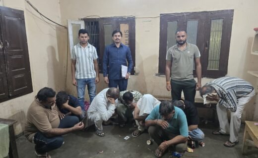 सिरसा अनाज मंडी में जुए के अड्डे पर पुलिस की दबिश, 8 जुआरी गिरफ्तार, 96300 की राशि बरामद