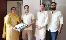 Congress District President Santosh Beniwal met Rahul Gandhi to invite him to her son's wedding