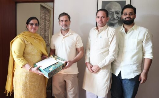 Congress District President Santosh Beniwal met Rahul Gandhi to invite him to her son's wedding