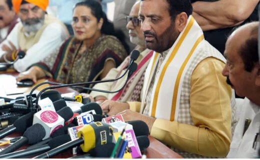 सिरसा में पत्रकारों से बातचीत में मुख्यमंत्री ने कहा, कांग्रेस और विपक्षी दलों में आपसी मतभेद और खींचतान चल रही